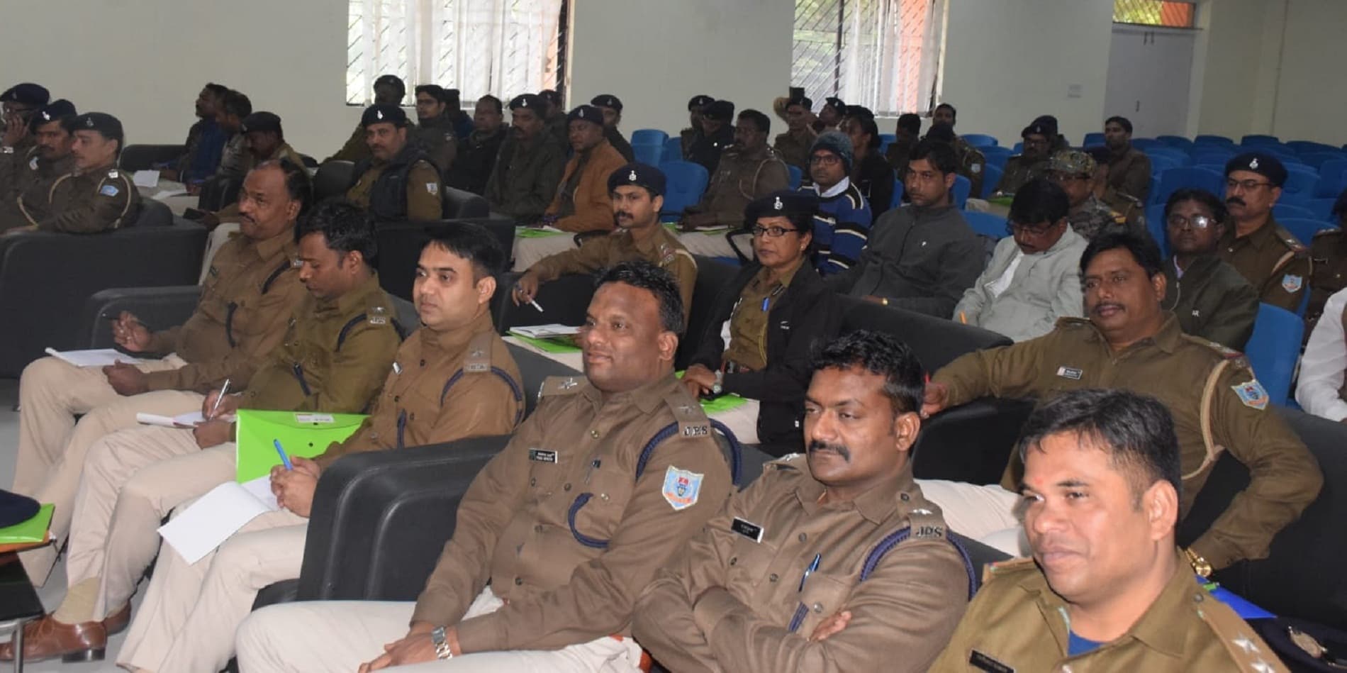 समिति ने निर्यात बढ़ाने की बनायी रणनीतिBokaro News :जिले के उत्पाद को बाजार उपलब्ध कराने व निर्यात बढ़ाने को लेकर प्रशासनिक स्तर पर खाका तैयार किया गया है. इस संबंध में जिला निर्यात संवर्धन समिति की बैठक हुई. अपर समाहर्ता मुमताज अंसारी की अध्यक्षता में हुई बैठक में जिला के उत्पाद के निर्यात को बढ़ावा देने की दिशा में निर्णायक कदम उठाने पर चर्चा हुई. बैठक में निर्यात में स्थानीय उत्पादकों को आने वाली कठिनाई, बाजार की प्रतिस्पर्धा व निर्यात नीतियों में आने वाली समस्याओं पर बात हुई. वहीं, नयी रणनीतियों का विकास के बारे में भी मंथन हुआ. वक्ताओं ने कहा : निर्यात को बढ़ावा देने के लिए नयी रणनीति बनायी है. नये बाजार की खोज, उत्पादों की गुणवत्ता में सुधार व निर्यात प्रक्रिया को आसान बनाना की दिशा में कदम बढ़ाने की जरूरत है. बैठक में केंद्र व राज्य सरकार की निर्यात को बढ़ावा देने वाली नीति व योजना की समीक्षा की गयी. मौके पर जिला उद्योग केंद्र के महाप्रबंधक राजेंद्र प्रसाद समेत जिला कृषि पदाधिकारी, जिला मत्स्य पदाधिकारी, जिला उद्यान पदाधिकारी, अग्रणी जिला प्रबंधक, जिला विकास प्रबंधक नाबार्ड बोकारो के प्रतिनिधि, निदेशक सूक्ष्म लघु एवं मध्यम उद्यम संस्थान भारत सरकार के प्रतिनिधि, चेंबर ऑफ कॉमर्स एवं Bokaro News : पोक्सो मामले से जुड़ी जांच की पुलिस अधिकारियों को मिली जानकारी