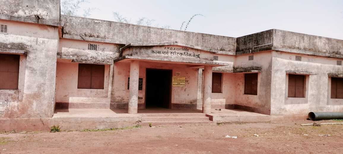 आदिवासी कला को निखारने के लिए बना भवन बन रहा खंडहर, सात साल बाद भी बेकार