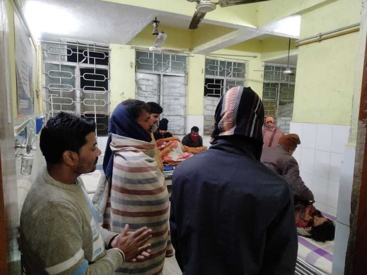 चलती ट्रेन में चढ़ने के दौरान फिसल कर नीचे गिरी महिला, अस्पताल में मौत