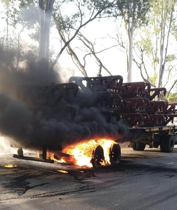 Accident : ट्रेलर में लगी आग, बाइक भी जलकर हुई राख