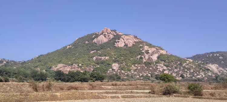 गुमरो पहाड़ धार्मिक स्थान के साथ-सात पिकनिक स्पॉट के लिए है प्रसिद्ध