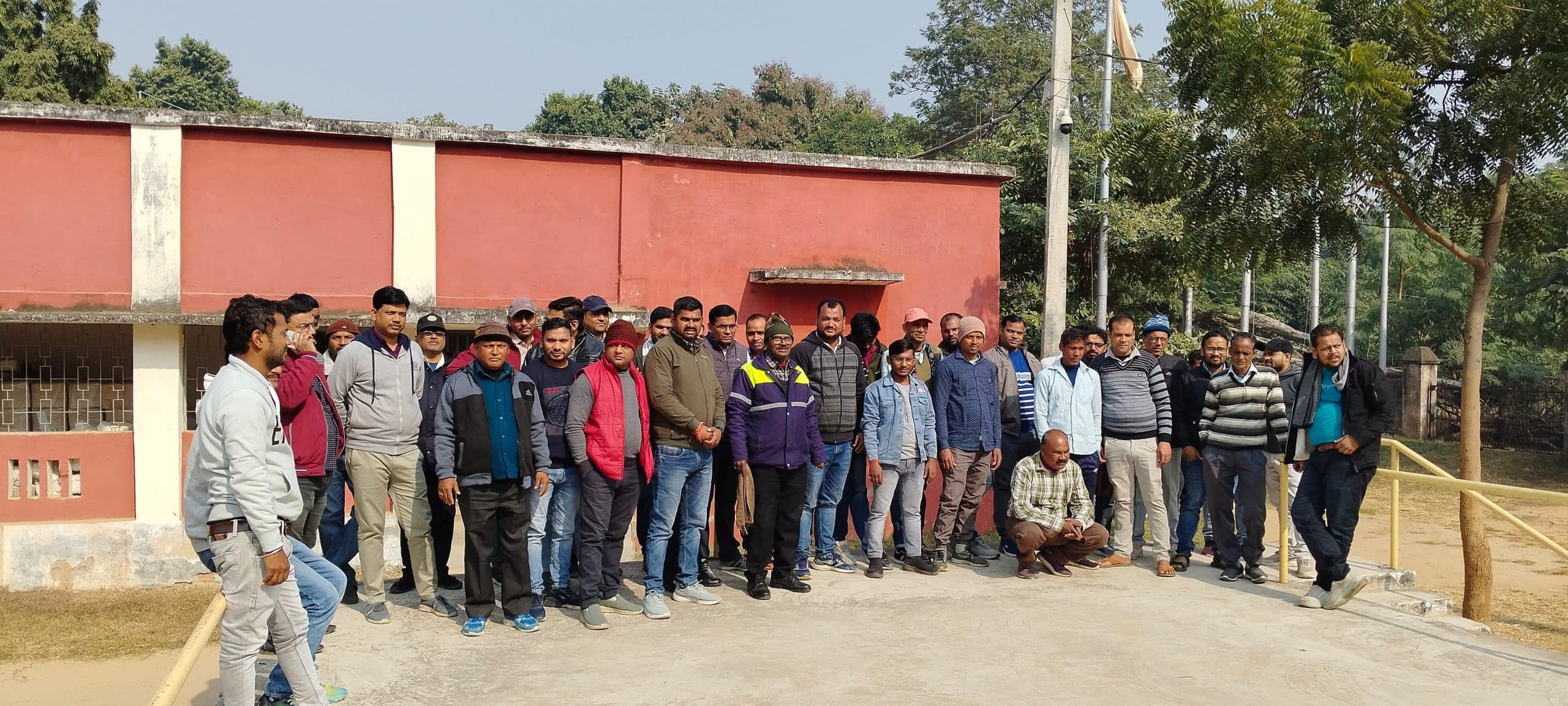 हड़ताल पर गये एमयू के आउटसोर्सिंग कर्मी