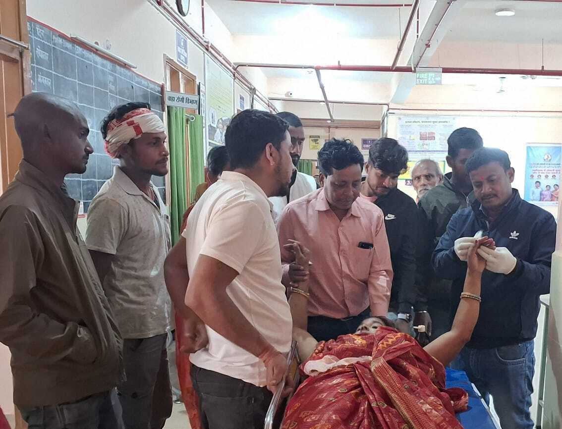 Accident : हाइवा के धक्के से ऑटो पलटी, महिला समेत तीन घायल