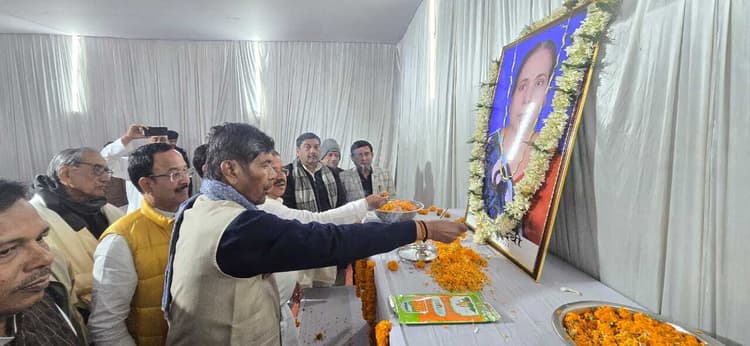 दिवंगत समाजसेवी सुमित्रा देवी को श्रद्धांजलि देने पहुंचे पूर्व केंद्रीय मंत्री व सांसद