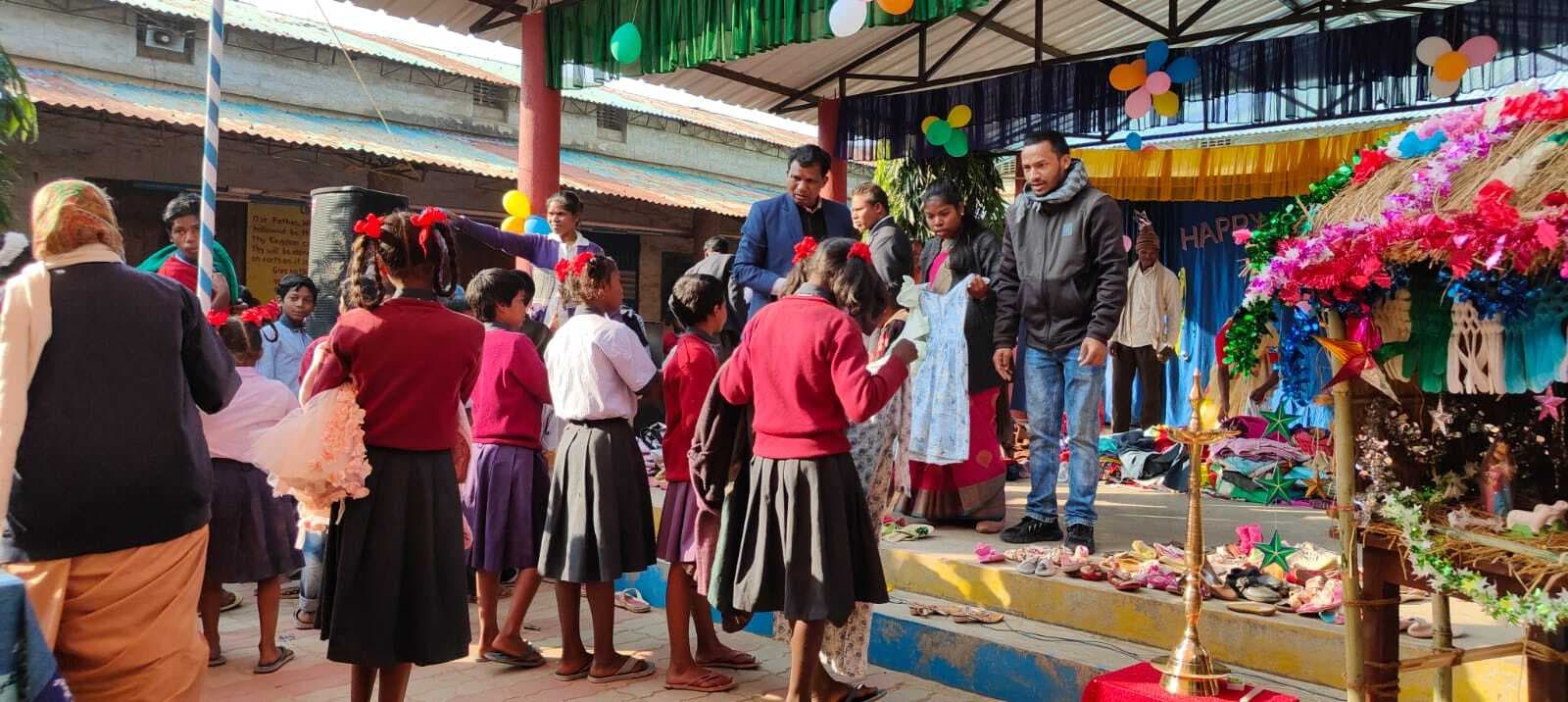 बच्चे, महिलाएं और बुजुर्गों के बीच गर्म कपड़े बांटे