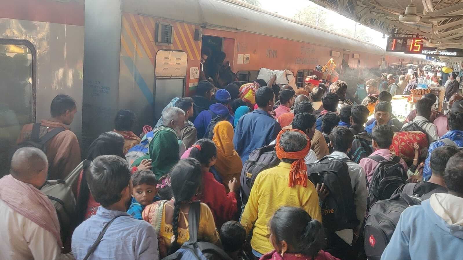 दिल्ली, मुंबई जाने वाली ट्रेनों में ठेलमठेल, स्टेशन पर रोजाना मच रही भगदड़