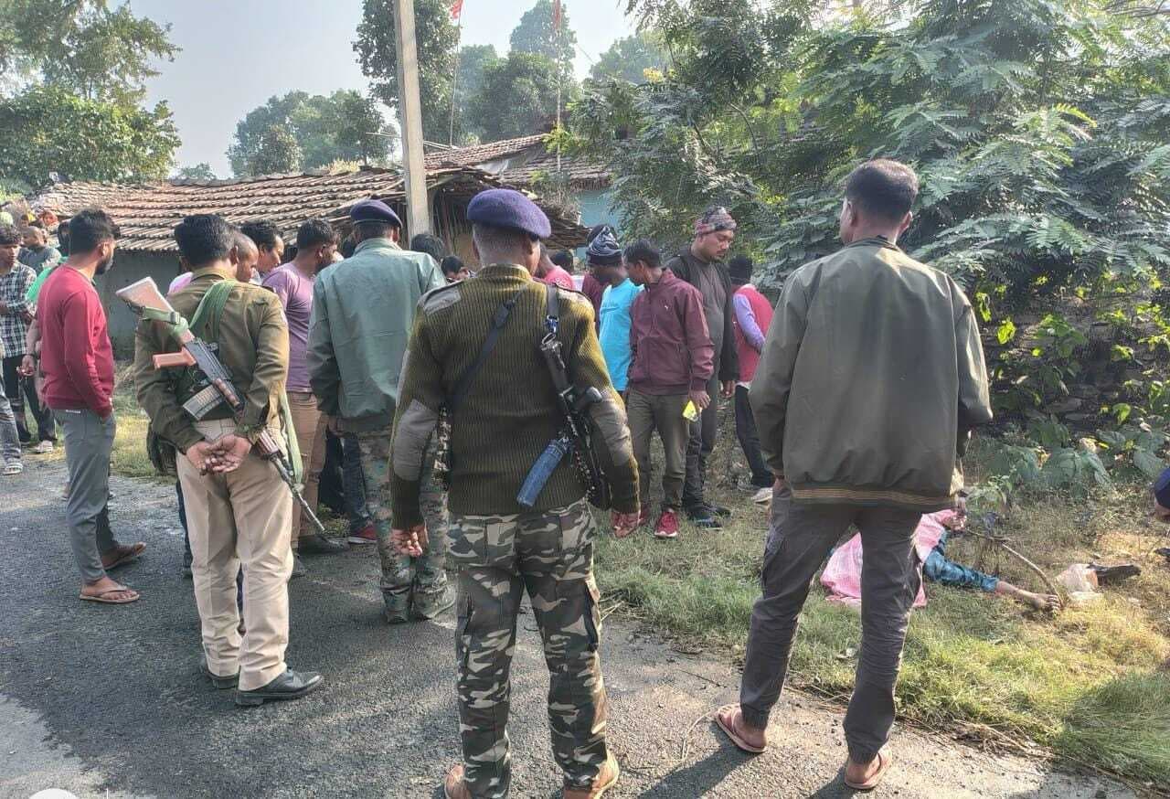 सड़क दुर्घटना में बाइक सवार की मौत, अगर पहना रहता हेलमेट तो बच जाती जान