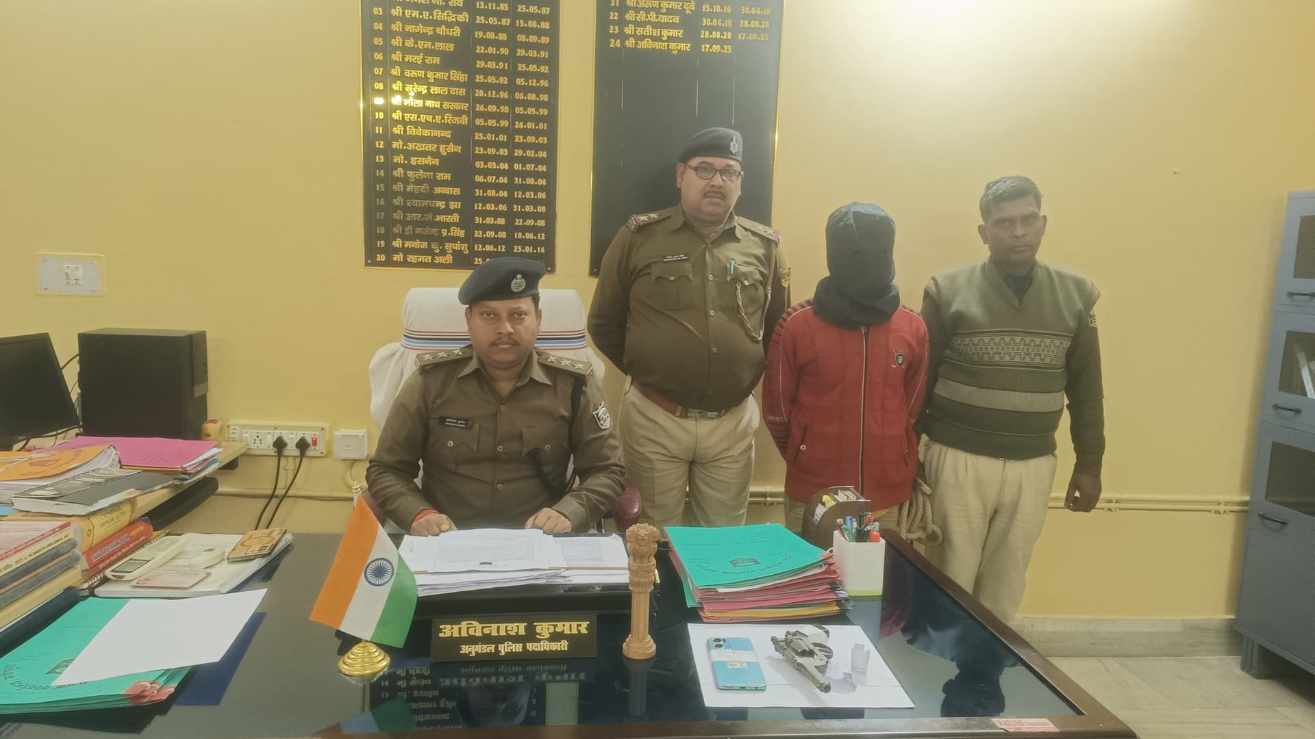 Madhepura news : अवैध हथियार व छिनतई के मोबाइल के साथ बदमाश गिरफ्तार