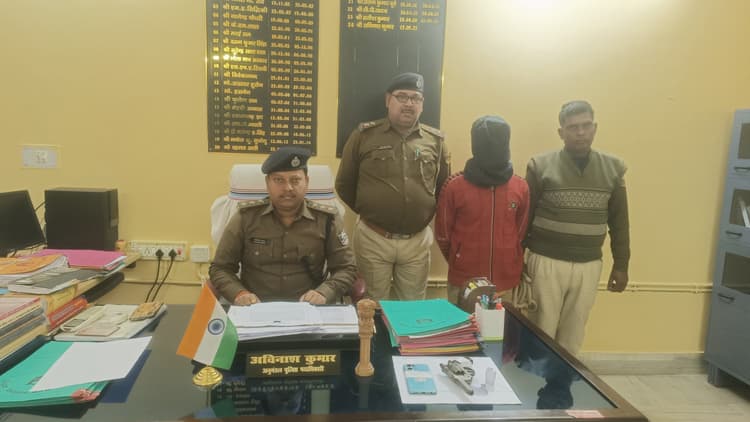 Madhepura news : अवैध हथियार व छिनतई के मोबाइल के साथ बदमाश गिरफ्तार