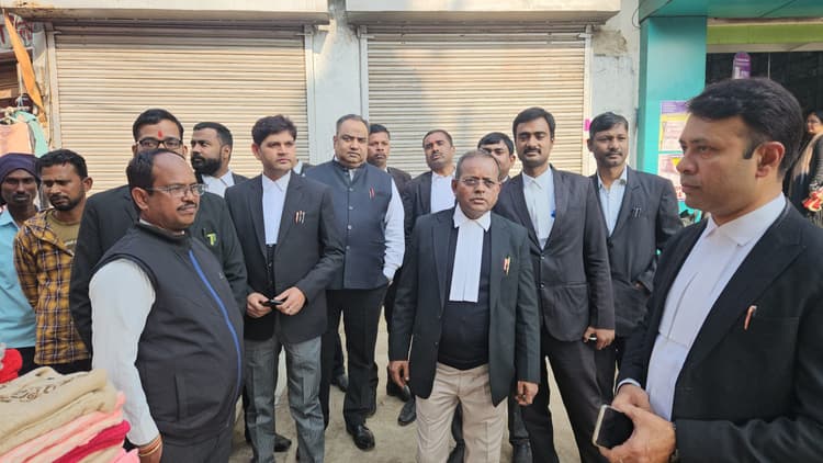 Giridih News: भाड़ा नहीं देने पर अधिवक्ताओं ने किया हंगामा