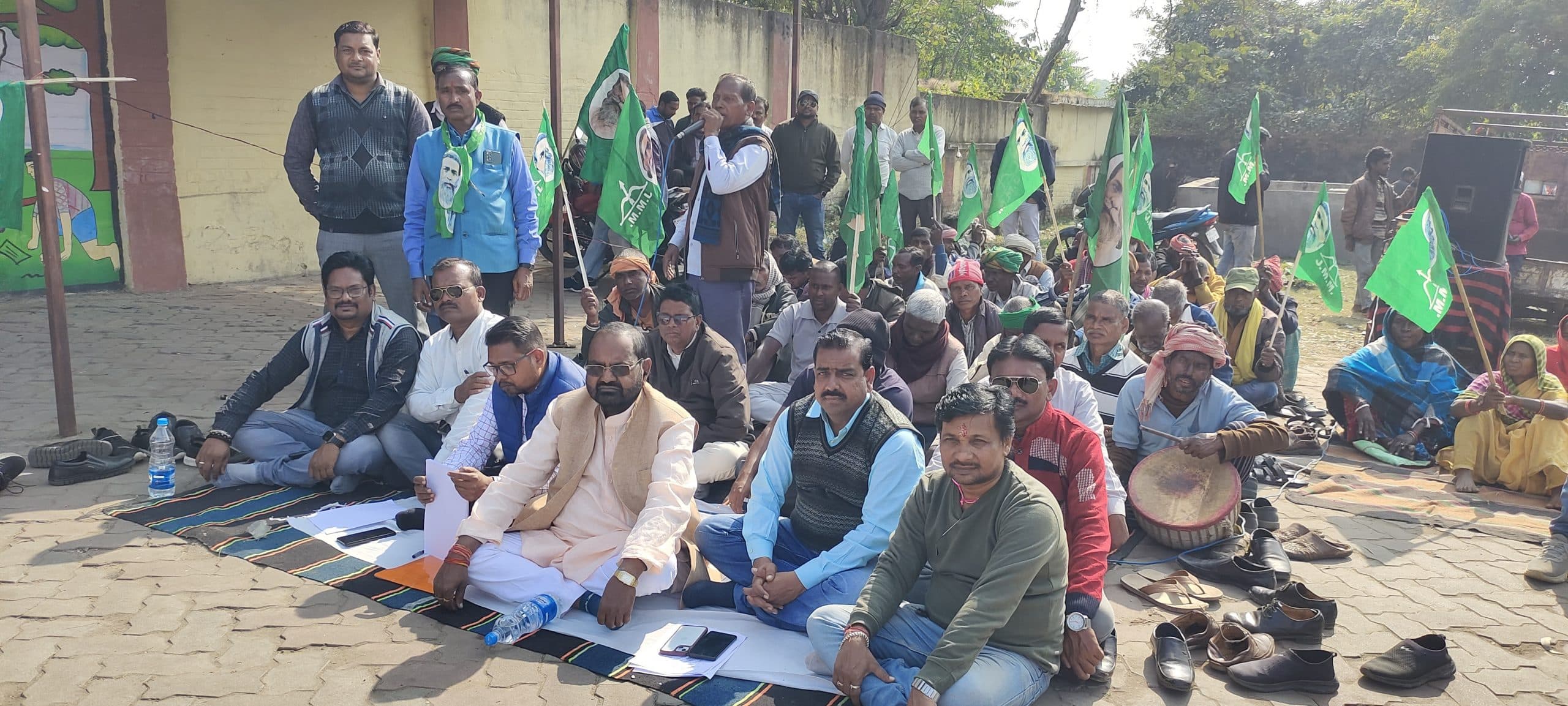 Giridih News: झारखंड कोलियरी मजदूर यूनियन ने जीएम कार्यालय के समक्ष दिया धरना