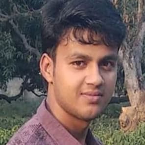 शव पहुंचते ही चीत्कार में डूबा नयानंदगोला गांव