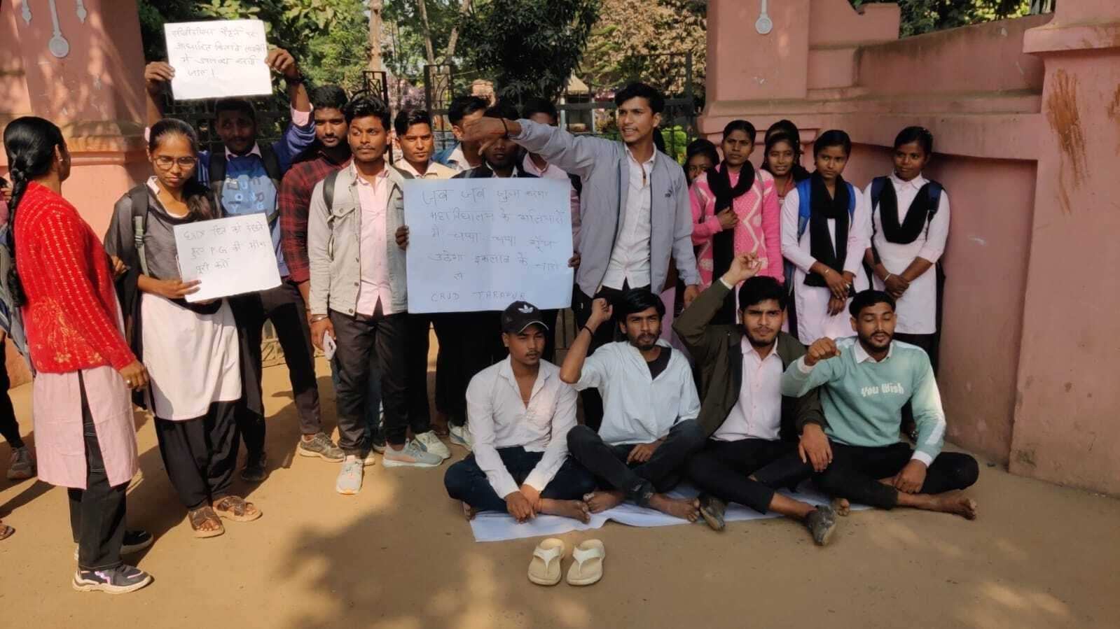 पीजी की पढ़ाई शुरू करने की मांग को लेकर अनशन पर बैठे छात्र राजद