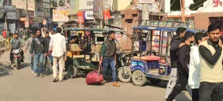 विभिन्न मांगों को लेकर ई रिक्शा चालकों ने शुरू किया तीन दिवसीय हड़ताल