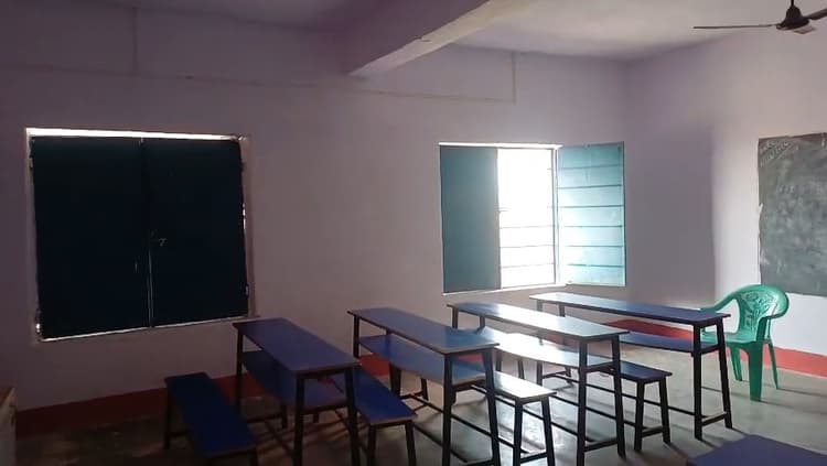 15 बच्चों को पढ़ा रहे एक शिक्षक, मिड डे मिल कक्ष में भी लगा ताला