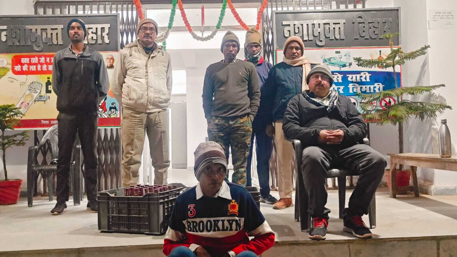 ओटो से 44 बोतल शराब के साथ तस्कर गिरफ्तार