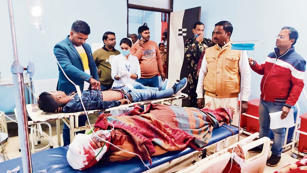 सवारी से भरा ऑटो पलटा, छह लोग जख्मी