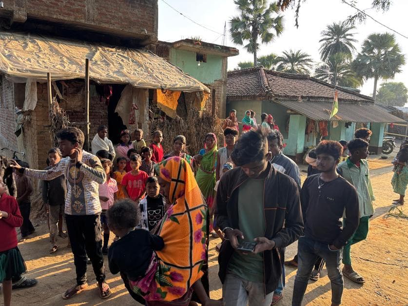 महिला के साथ छेड़खानी करना युवक को पड़ा महंगा, भीड़ ने बिजली के खंभे में बांधकर की पिटाई