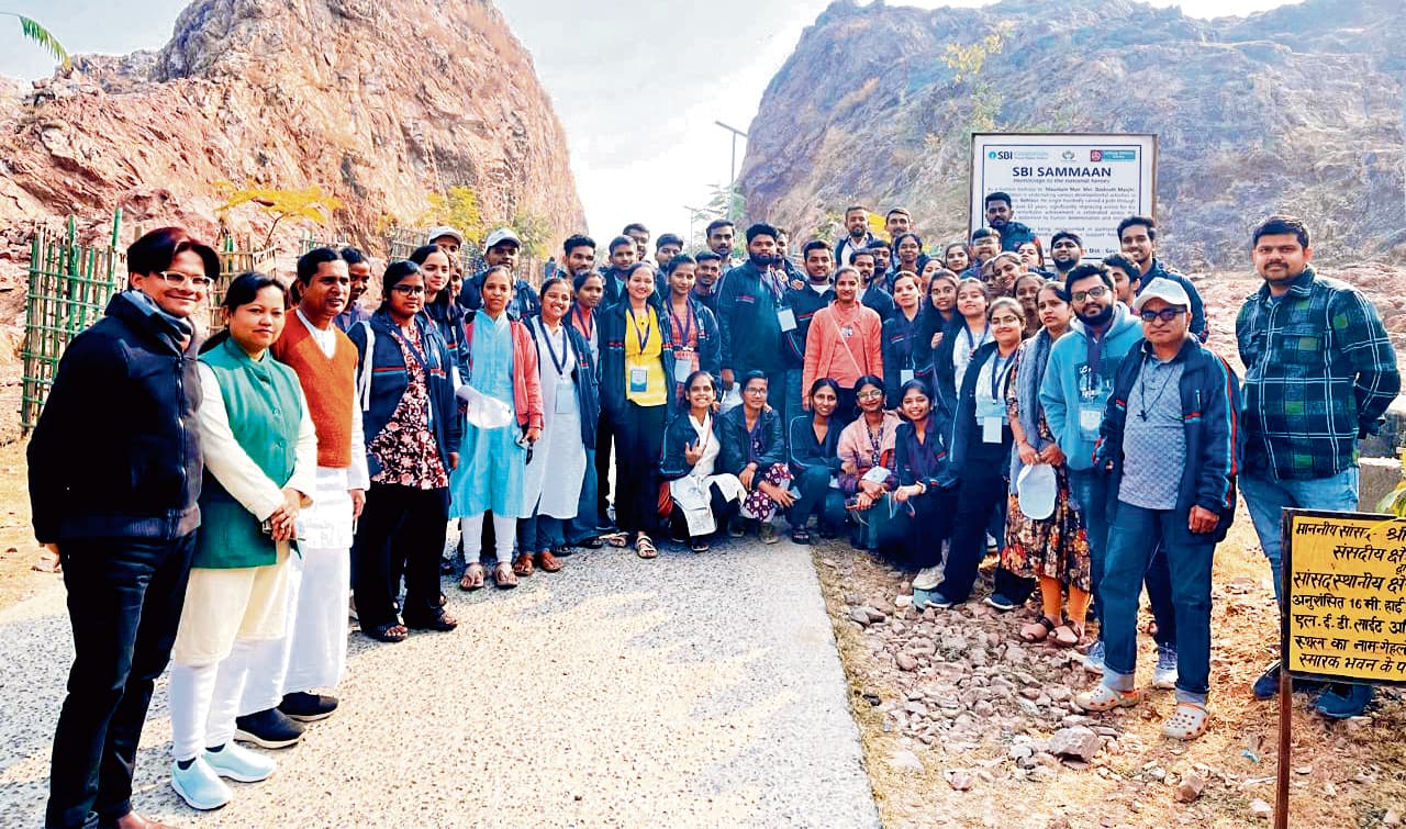 Gaya News : कर्नाटक के युवाओं ने दशरथ मांझी के कृत्य व महावीर के विचारों को जाना