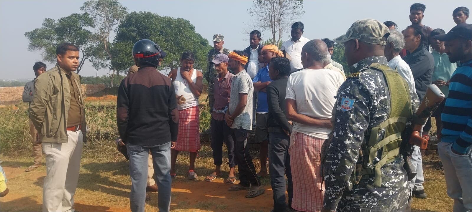 Giridih News: भाकपा माले नेत्री ने पुलिस अधिकारी के हाथ में काटे दांत किया घायल