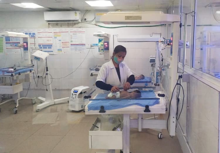 Bokaro News : सदर व अनुमंडल अस्पतालों में चार बेड का स्पेशल केयर यूनिट तैयार