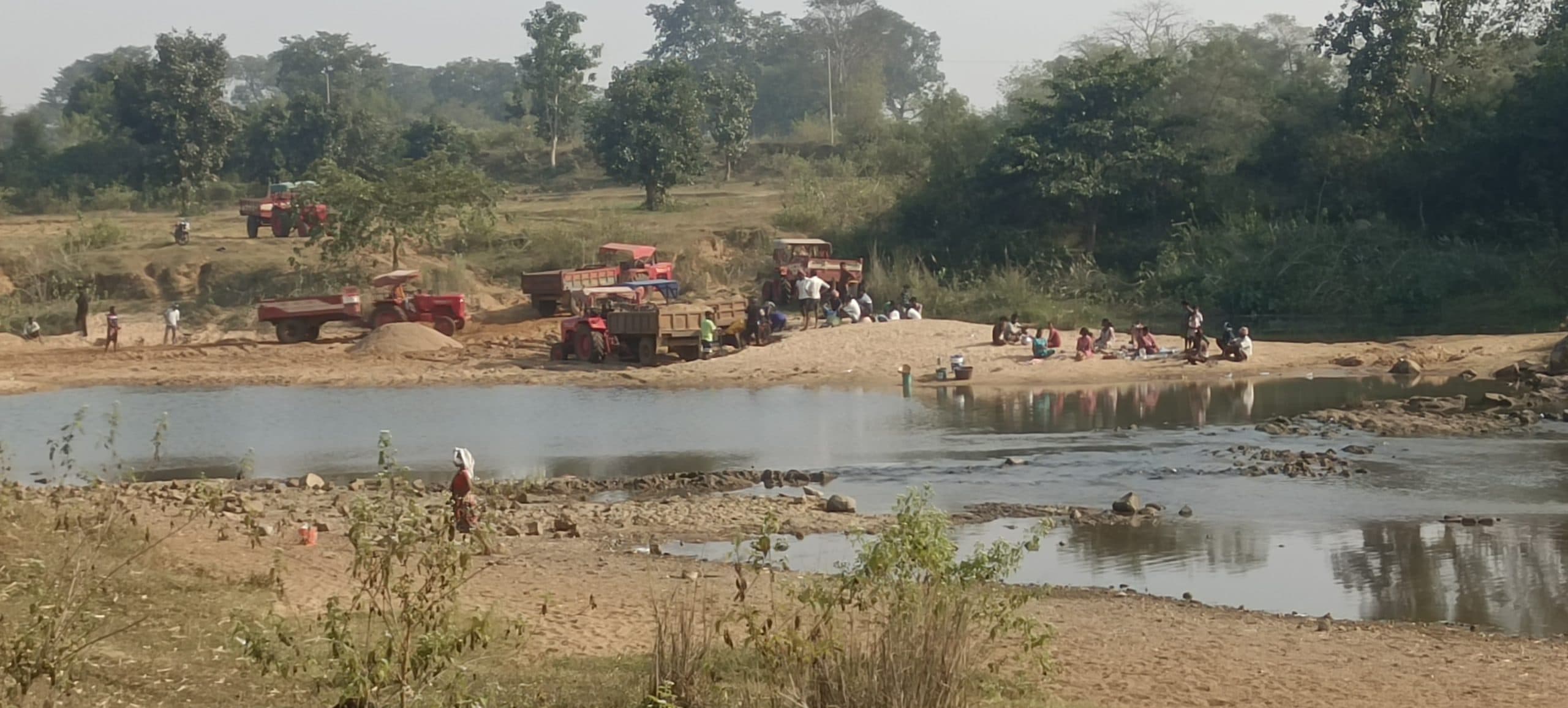 Chaibasa News : दिन में अवैध खनन, रात में ओडिशा सप्लाई