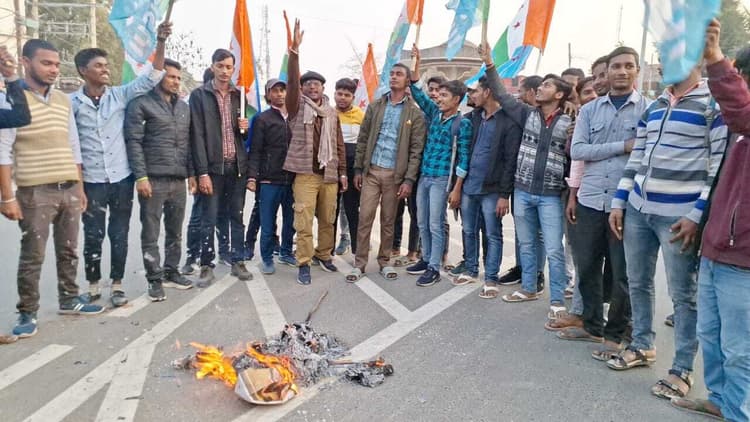 एनएसएयूआइ ने गृह मंत्री के खिलाफ निकाला आक्रोश मार्च, किया पुतला दहन