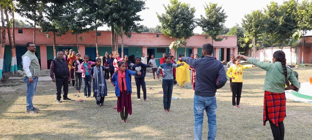 छात्राओं को दिया जा रहा रानी लक्ष्मीबाई आत्म सुरक्षा प्रशिक्षण