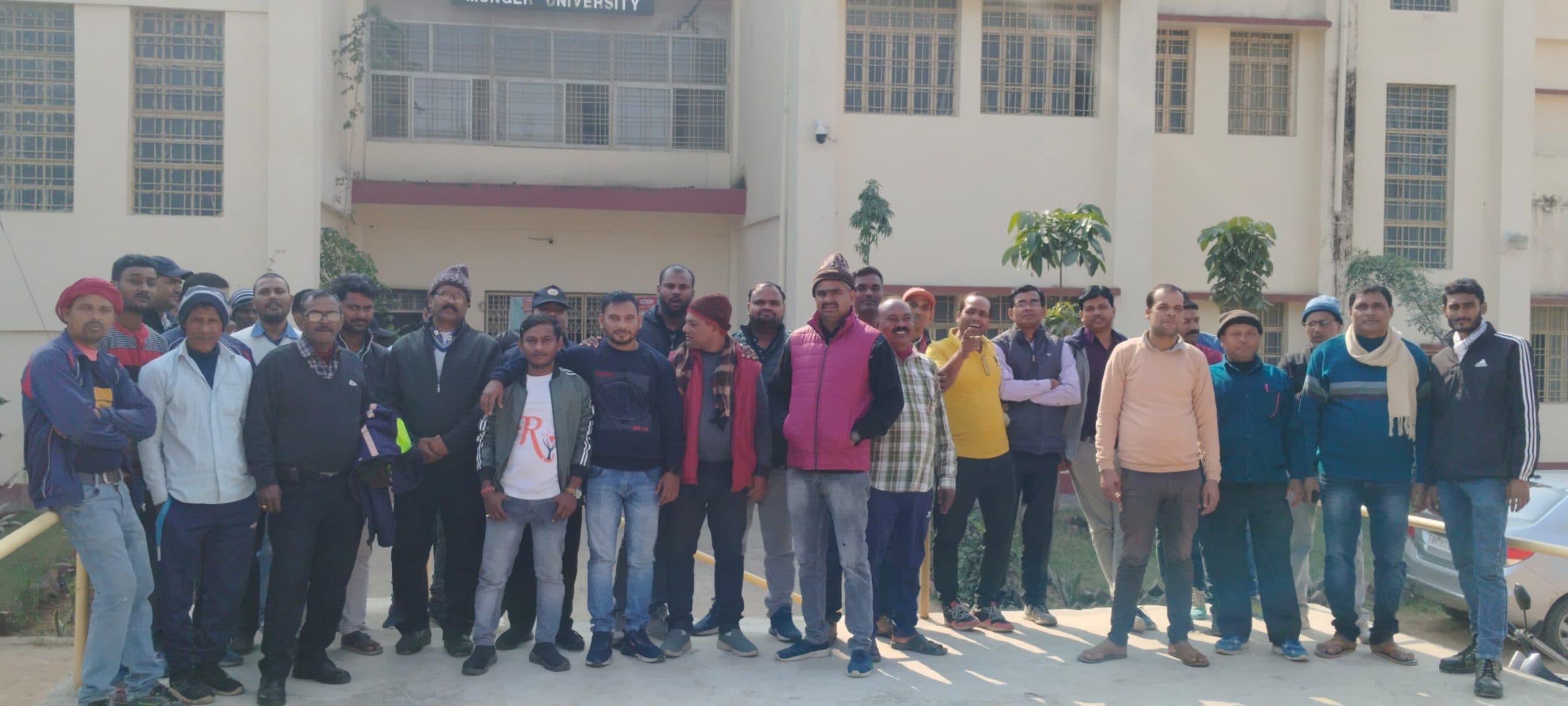 हड़ताल पर डटे आउटसोर्सिंग कर्मी