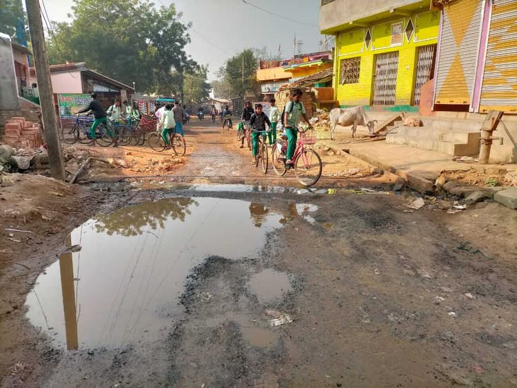 सड़क पर बहता पानी लोगों के लिए बनी परेशानी