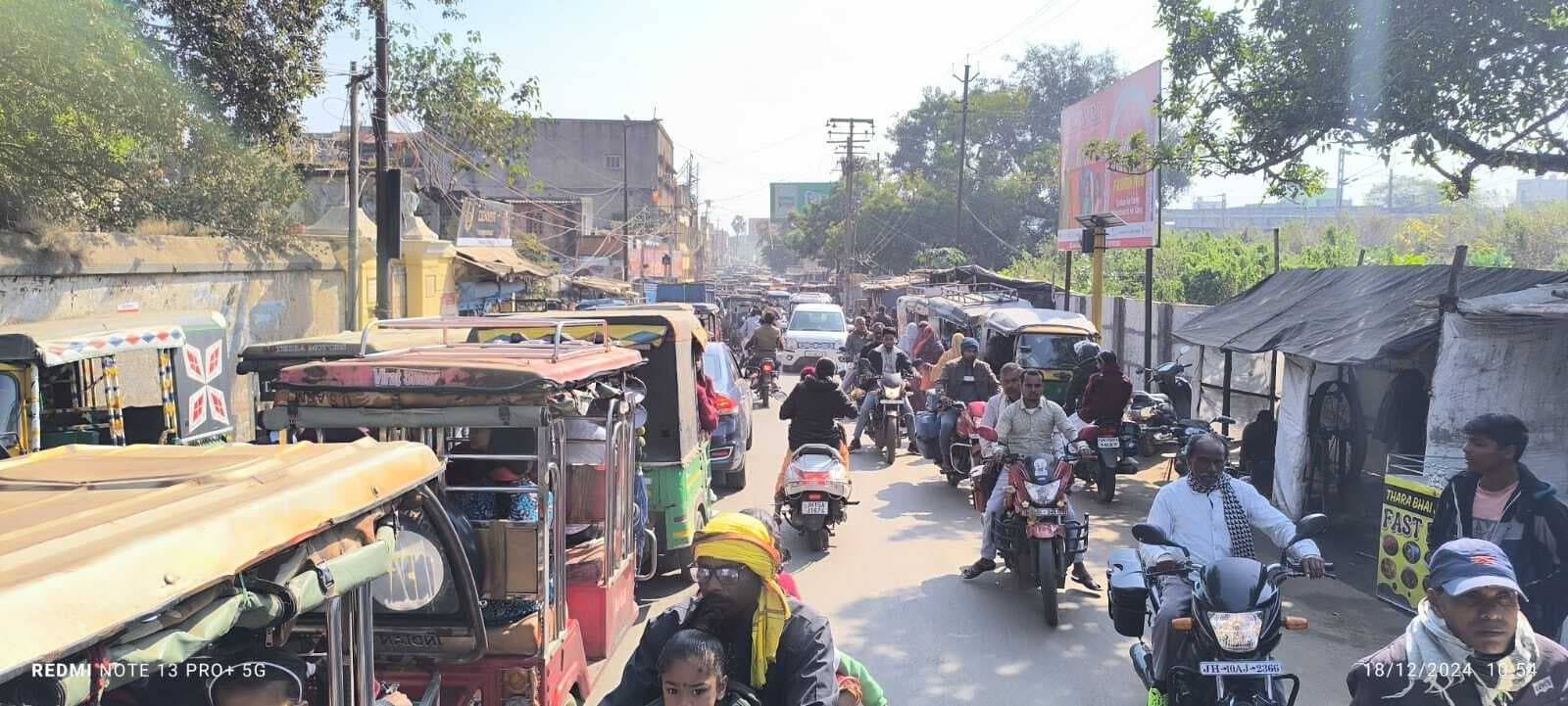 जमा से परेशान रहे स्कूली बच्चे एवं राहगीर