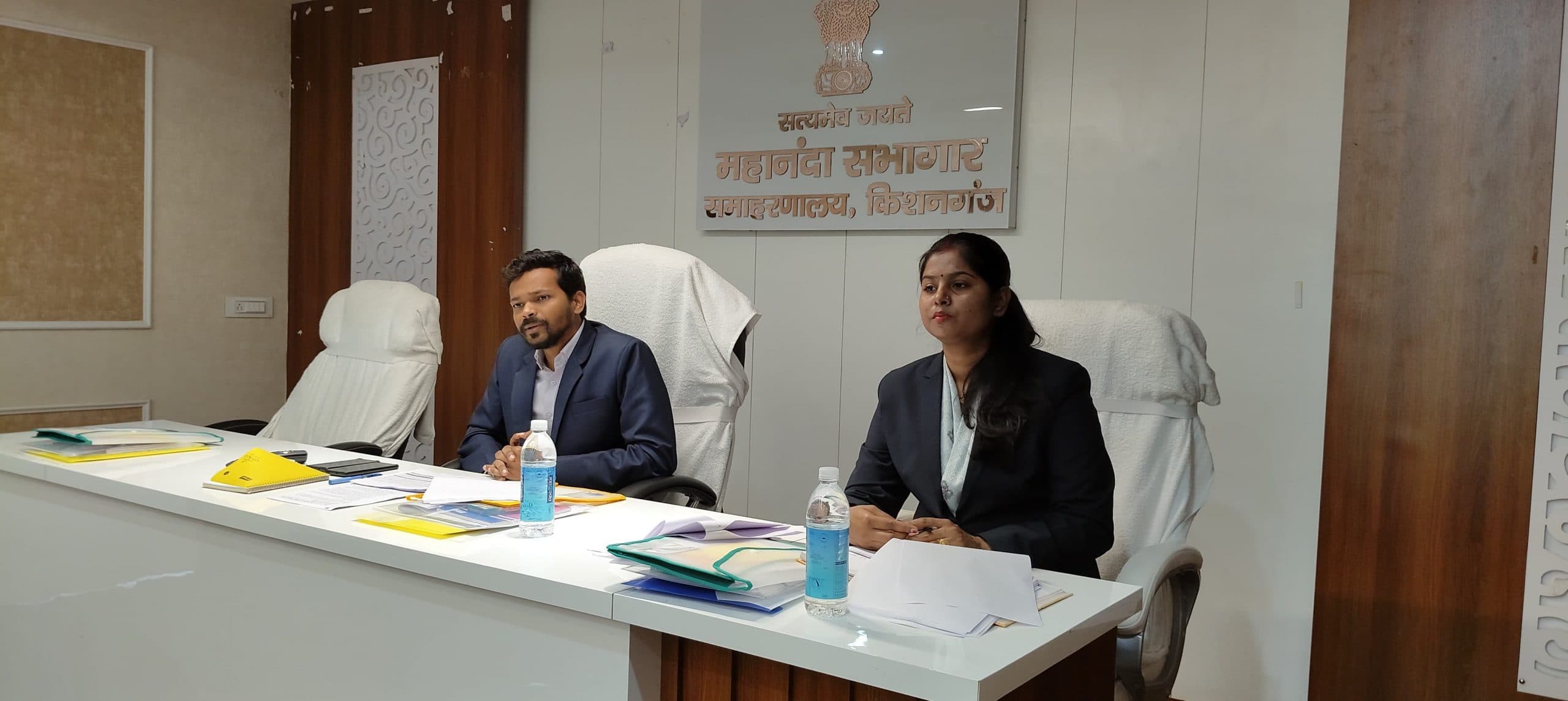 जिला स्तरीय परामर्शदात्री समिति व समीक्षा समिति की बैठक में डीएम ने बैंक कर्मियों को दिये कई निर्देश