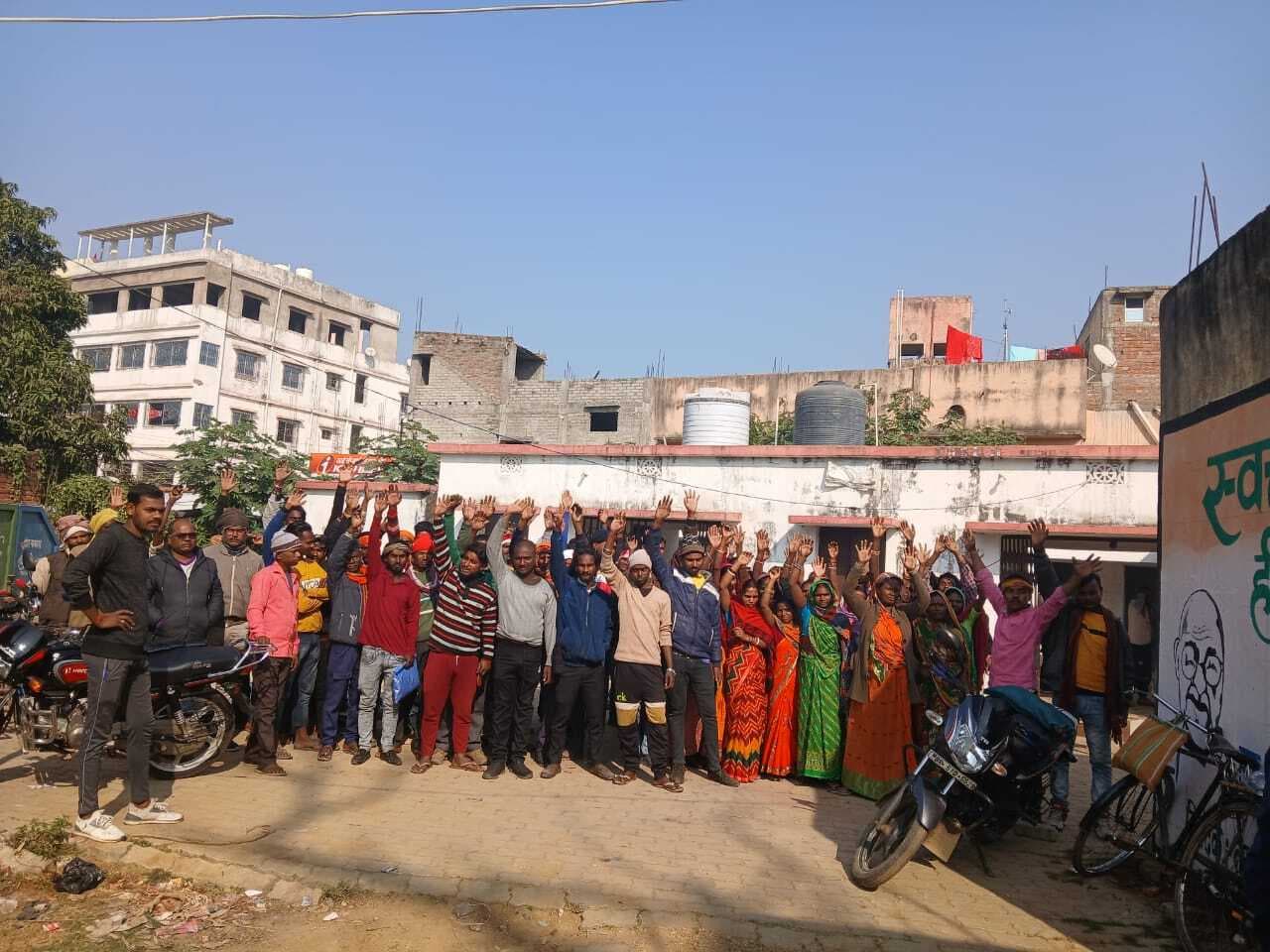 नगर पंचायत में जगह-जगह फैली है गंदगी, नहीं हो रही सफाई