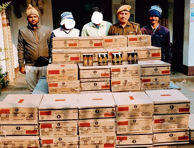 Buxar News : चौसा में 450 लीटर अंग्रेजी शराब के साथ दो गिरफ्तार, दो बाइकें जब्त