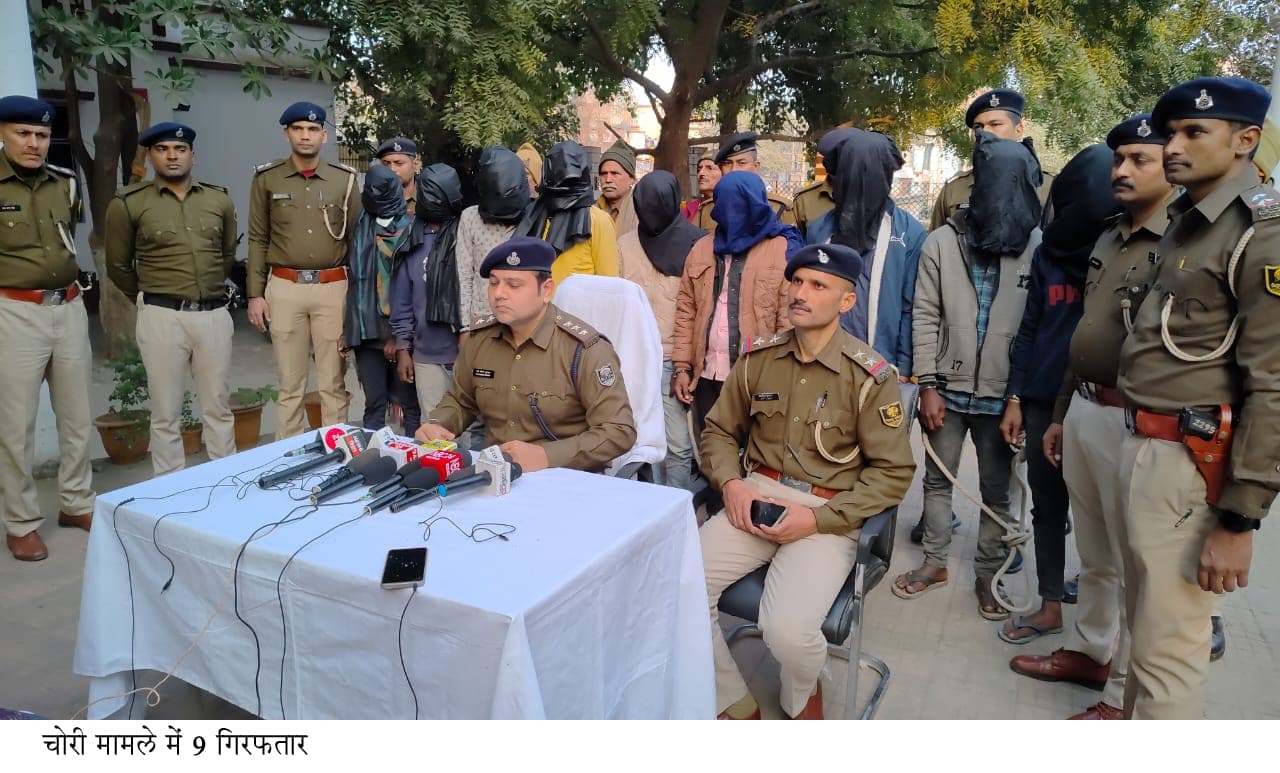 कंपनी के गोदाम से चोरी कर पिकअप पर लादते पांच पकड़ाये