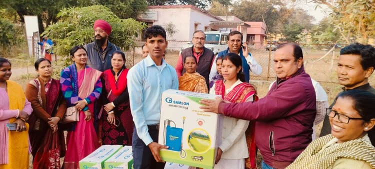 Jamshedpur News : हितकू गांव के 5 किसानों को दिया गया स्प्रे मशीन