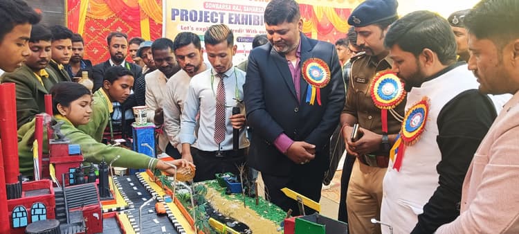 छात्र- छात्राओं ने अपने वैज्ञानिक सोच को मॉडल के रूप में किया प्रस्तुत