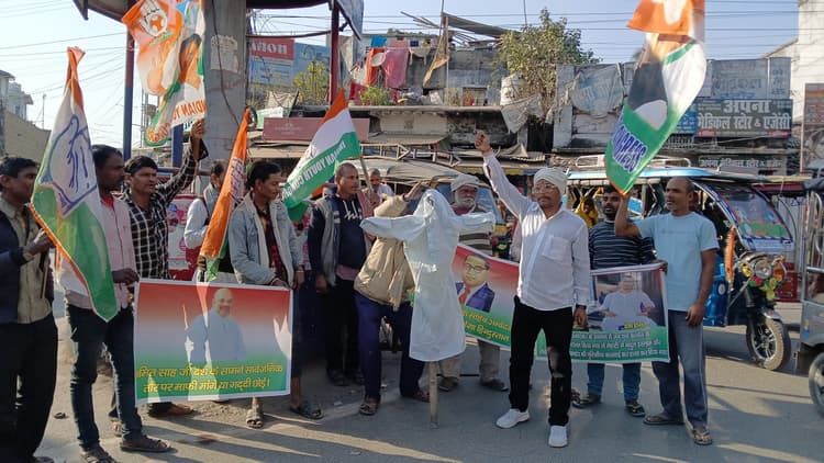 युवा कांग्रेस ने गृह मंत्री का किया पुतला दहन