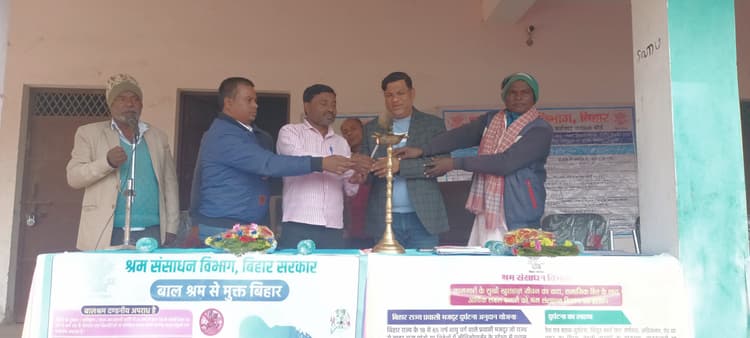 श्रम संसाधन विभाग की शिविर में बांटे गये लेबर कार्ड