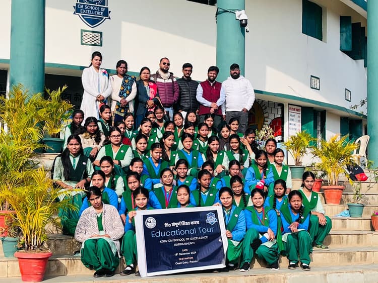 छात्राओं ने ओसम डेयरी प्लांट का किया शैक्षणिक भ्रमण