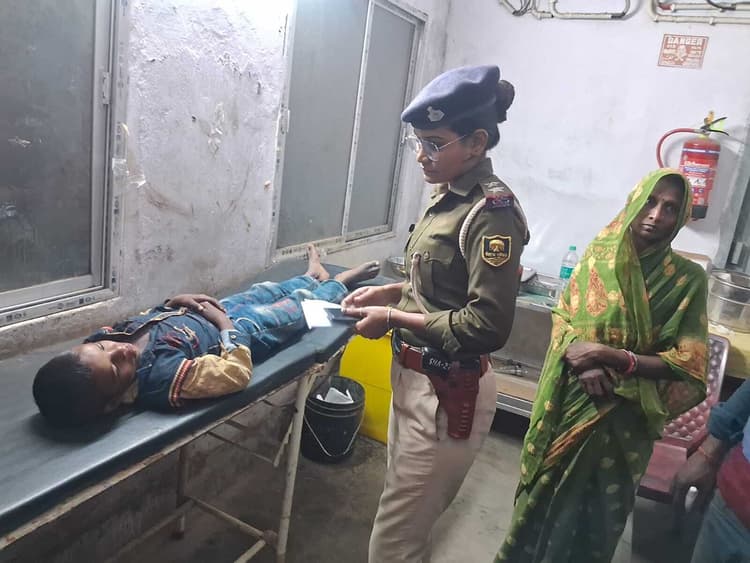 विद्यालय के छत से गिर कर छात्र घायल