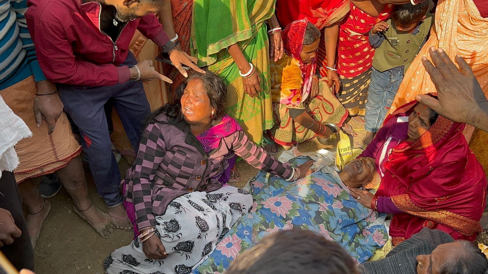 जमीन विवाद में अधेड़ की हत्या, चार लोग गंभीर रूप से घायल