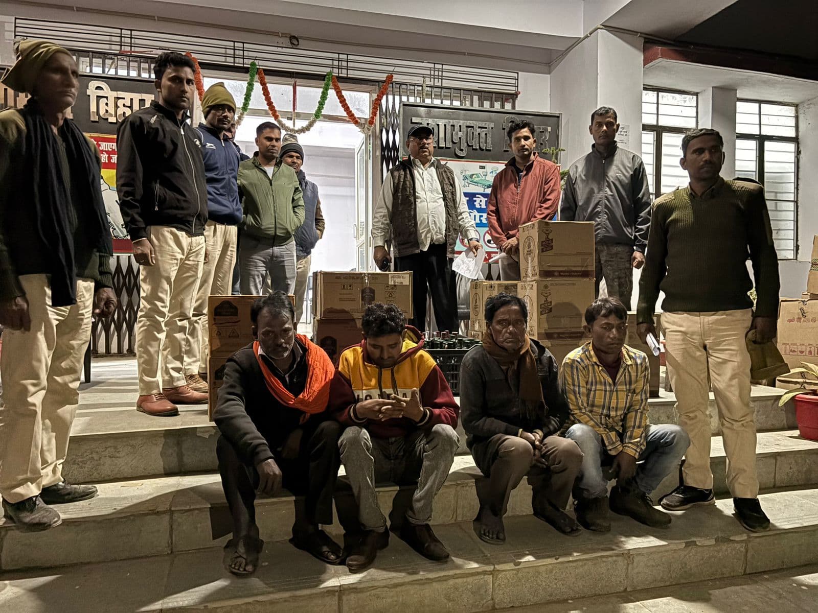 198 लीटर शराब के साथ चार तस्कर गिरफ्तार, ओटो व बाइक जब्त