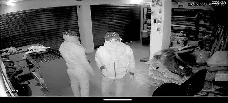 Gaya News : एयरपोर्ट के सामने बंद दुकान में सेंधमारी, उड़ाये 1.50 लाख कैश व 40 हजार का सामान