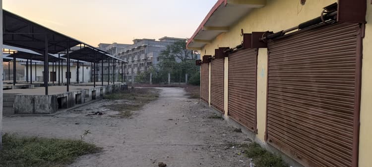 Giridih News: फुटपाथ से दुकानें हटाकर वेंडिंग जोन में शिफ्ट नहीं करा सका निगम