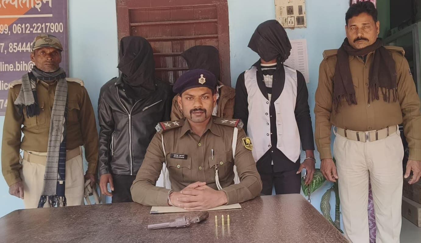 Katihar news : पुलिस ने कट्टा व गोली के साथ तीन बदमाशों को किया गिरफ्तार