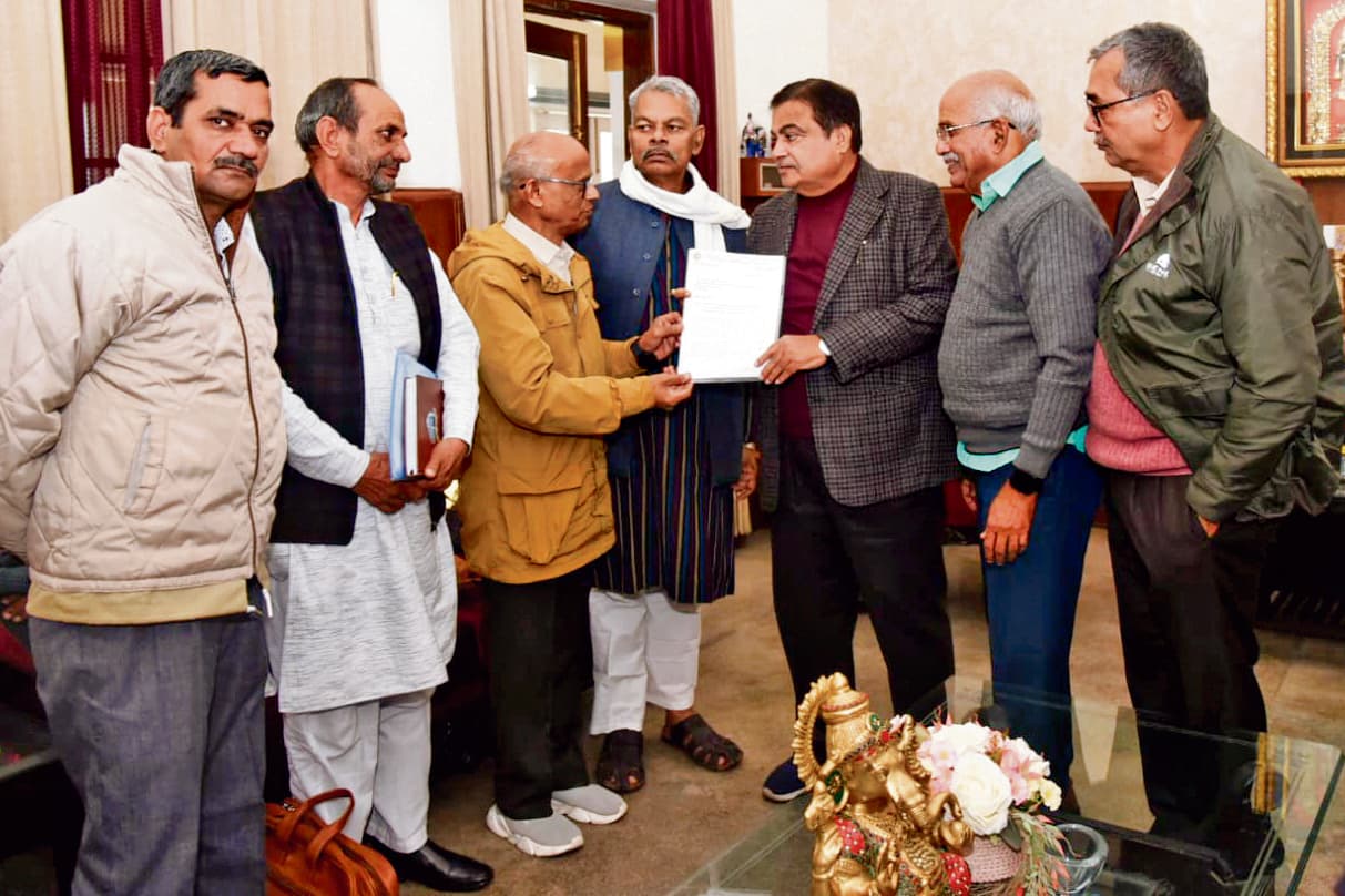 गडकरी को सौंपा ज्ञापन