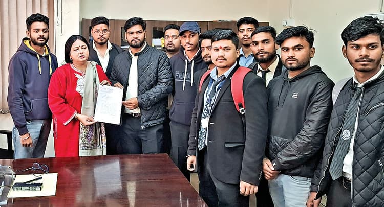 News of molestation of a girl student : डीएसपीएमयू में जूलॉजी की छात्रा ने रिसर्च स्कॉलर पर लगाया छेड़खानी का आरोप