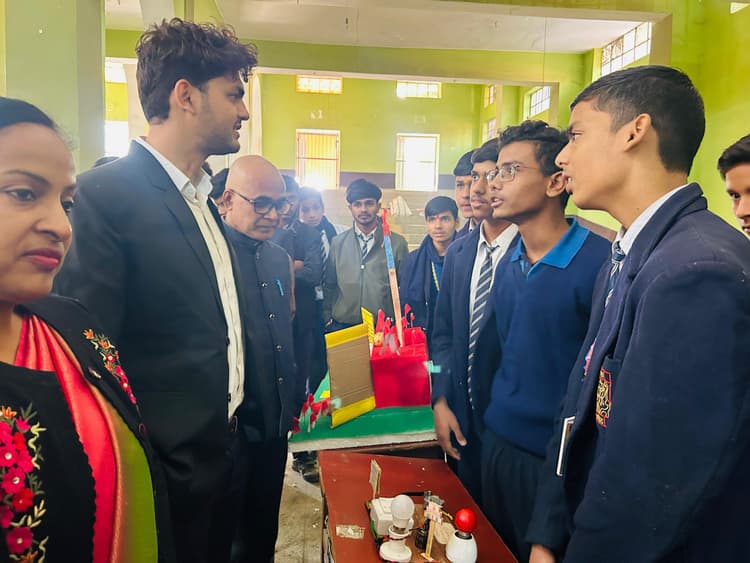 विज्ञान प्रदर्शनी में बच्चों ने विभिन्न प्रकार के मॉडल किये प्रस्तुत