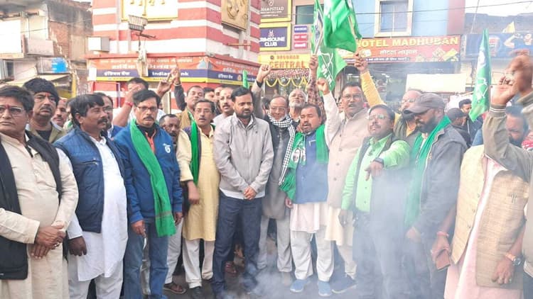 Deoghar News : झामुमो ने टावर चौक पर फूंका गृहमंत्री अमित शाह का पुतला